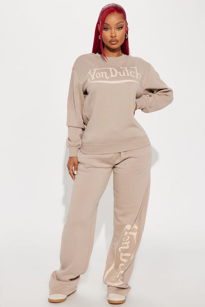 https://cdn.shopify.com/s/files/1/0293/9277/files/11-01-24_S2_15_7VND7A1363NV_Taupe_P_KJ_RL_15-47-17_17736_CM.jpg?v=1730759826&with=400&height=600