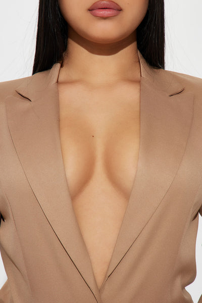 https://cdn.shopify.com/s/files/1/0293/9277/products/11-04-22Studio6_ME_MR_09-17-50_12_35564301_Nude_0222_JB.jpg?v=1667604849&with=400&height=600
