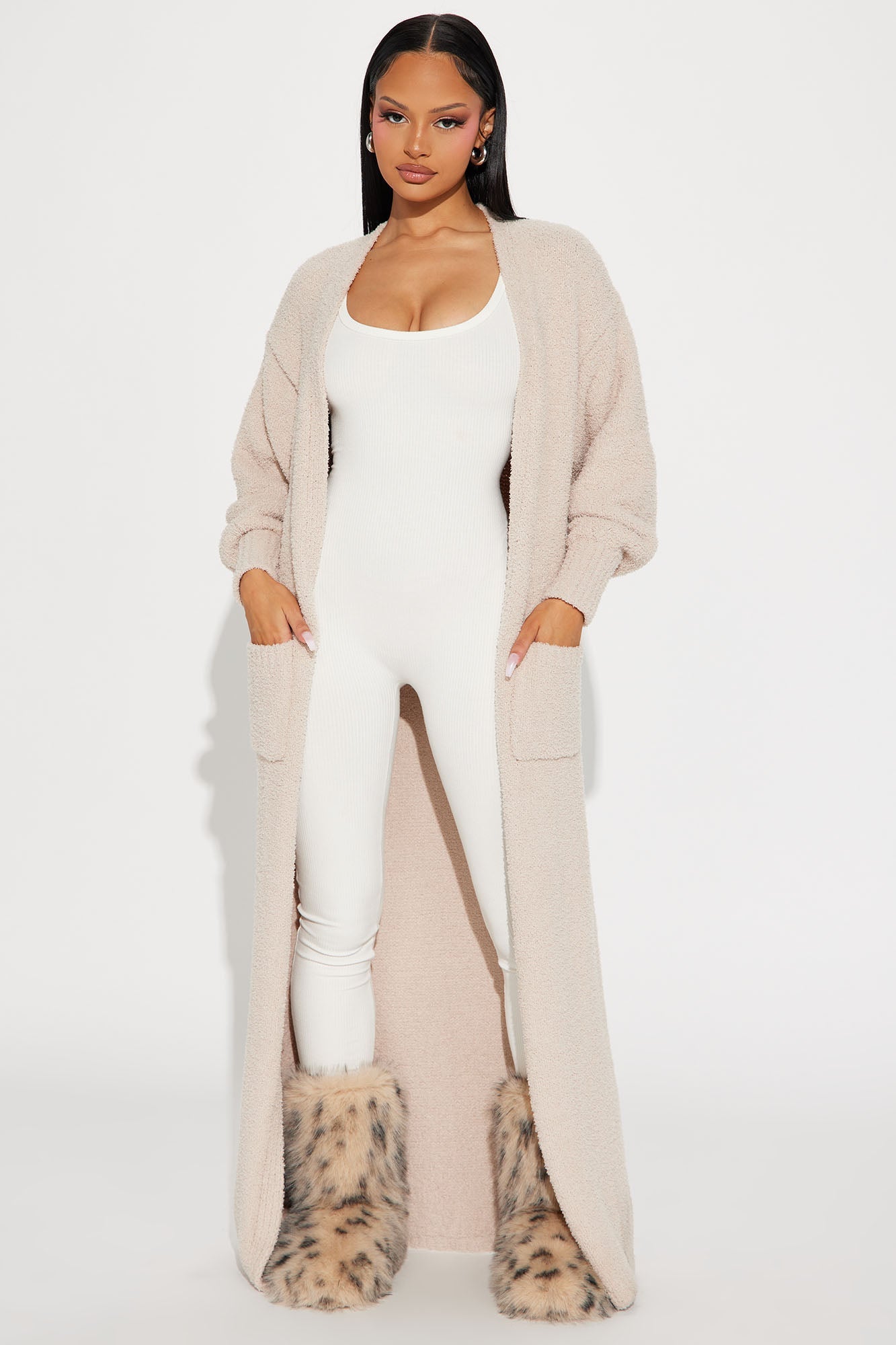 https://cdn.shopify.com/s/files/1/0293/9277/files/11-07-23_STUDIO_1_TH_S_11-25-31_17_ZD10372C_Taupe_9578_MR.jpg?v=1699918584