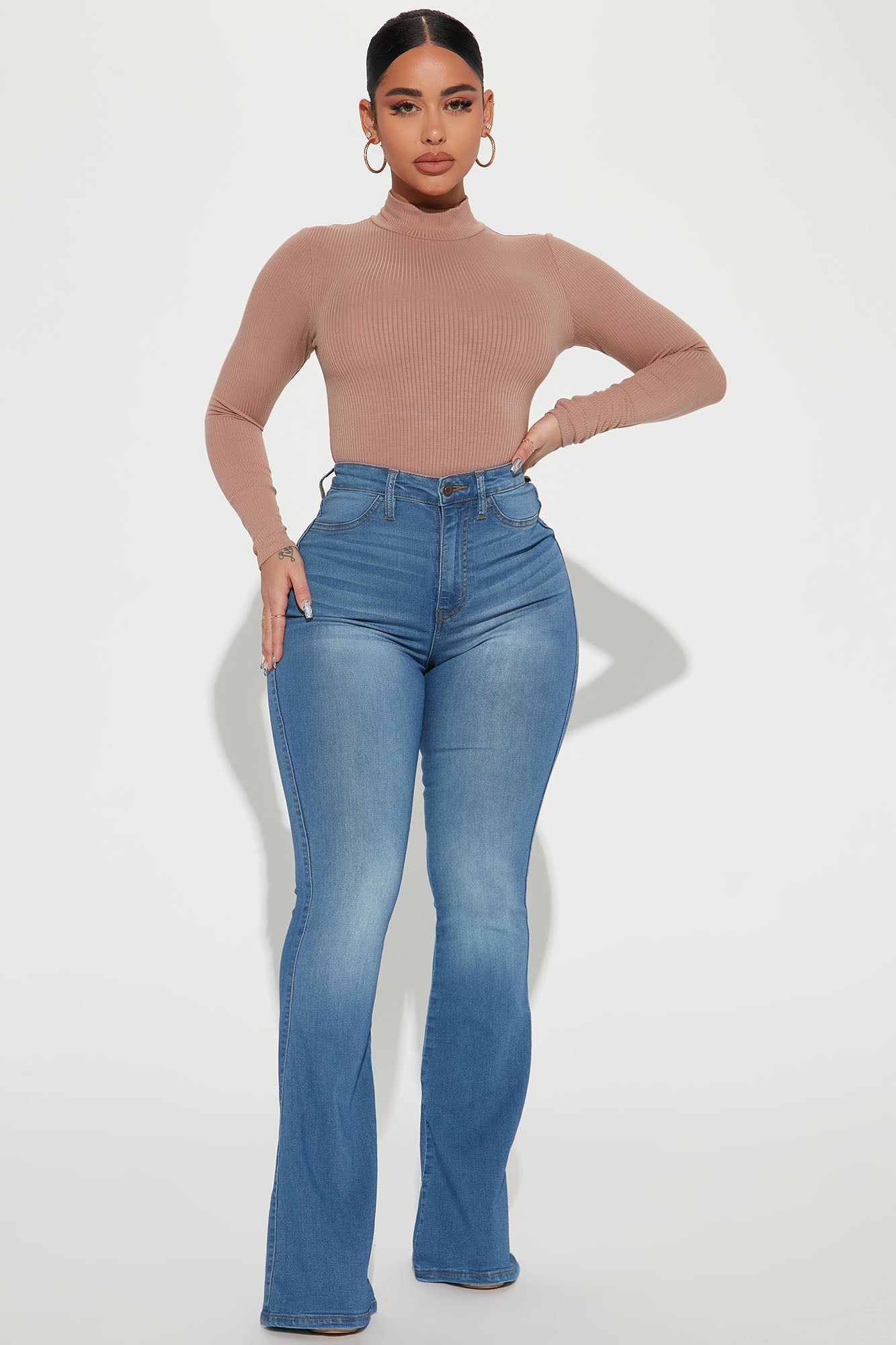 https://cdn.shopify.com/s/files/1/0293/9277/products/11-23-22Studio2_KJ_CG_11-33-26_22_ZDP522FN_LightWash_18318_ES.jpg?v=1669753830