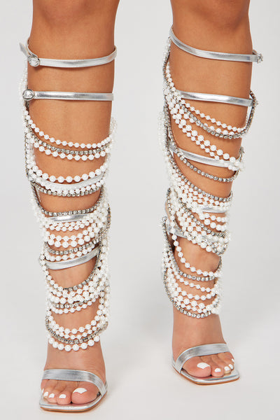 https://cdn.shopify.com/s/files/1/0293/9277/files/11-29-23Studio8_CB_LW_14-15-21_66_VIENNA_Silver_16084_PXF.jpg?v=1712185914&with=400&height=600