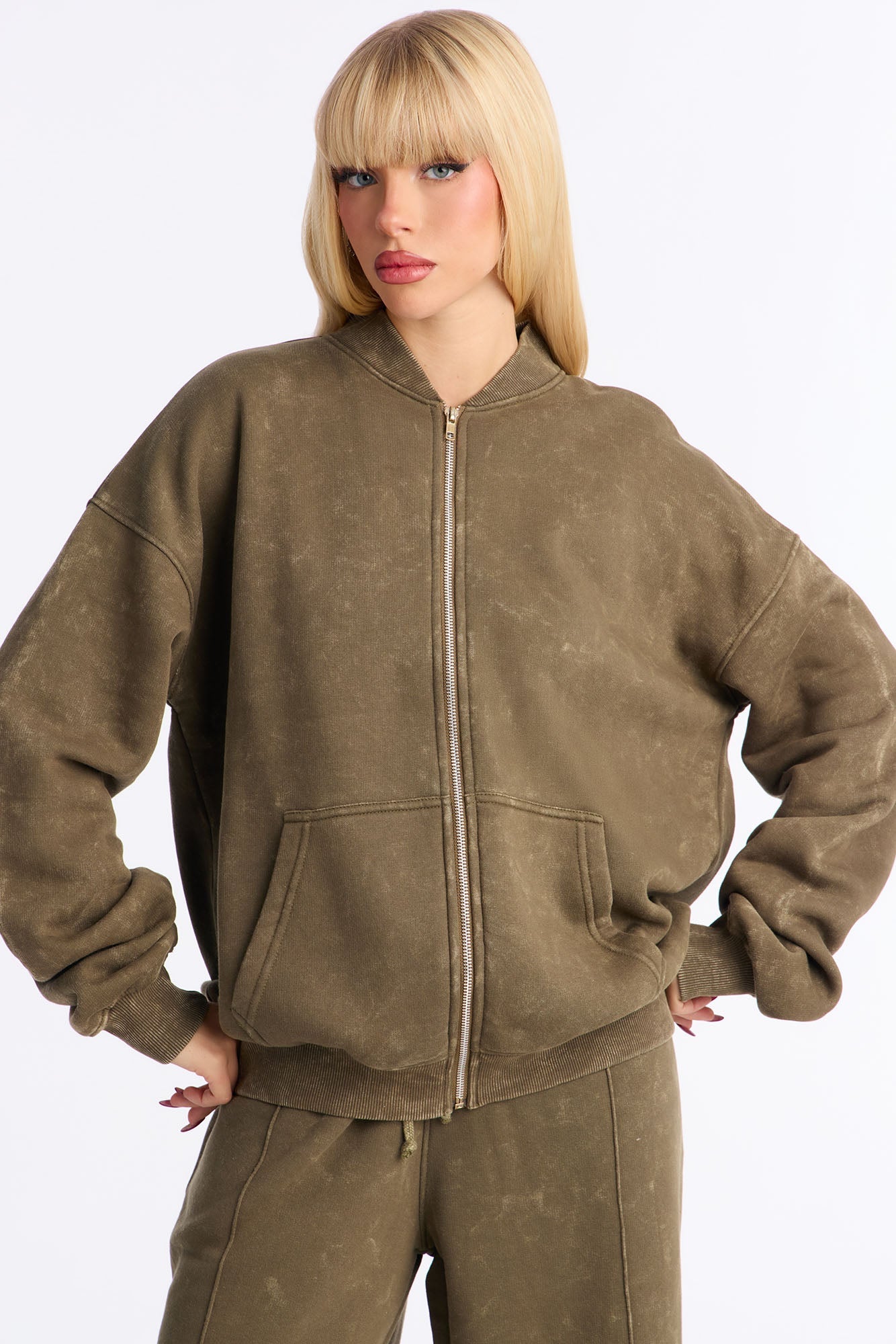 https://cdn.shopify.com/s/files/1/0293/9277/files/12-01-25_S5_44_V225LN3701_Olive_JG_PC_14-50-10_1408_BH.jpg?v=1764712914
