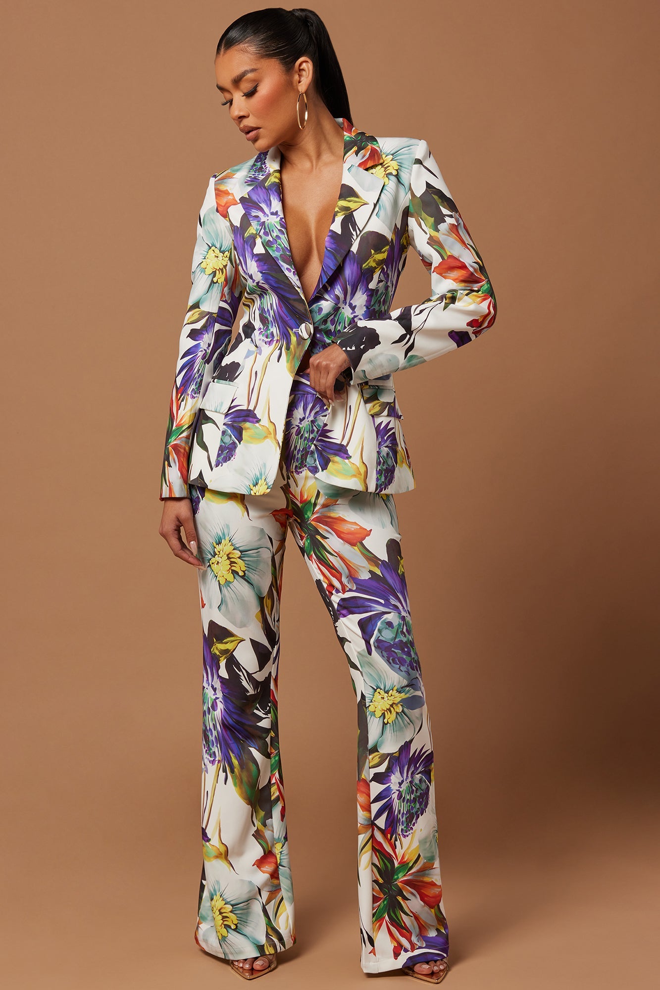 https://cdn.shopify.com/s/files/1/0293/9277/files/12-04-23Studio5_CXB_SS_13-36-23_30_23GWF10176_Whitecombo_18126_PXF.jpg?v=1702326377