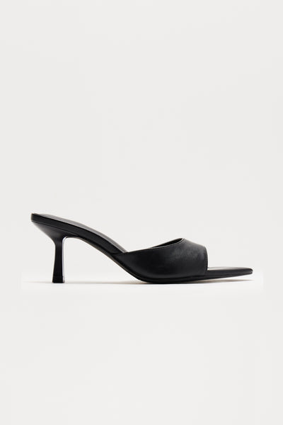 https://cdn.shopify.com/s/files/1/0293/9277/files/12-16-24_S10_50_BERMUDA30_Black_CXB_11-26-42_15589_PXF.jpg?v=1740621036&with=400&height=600