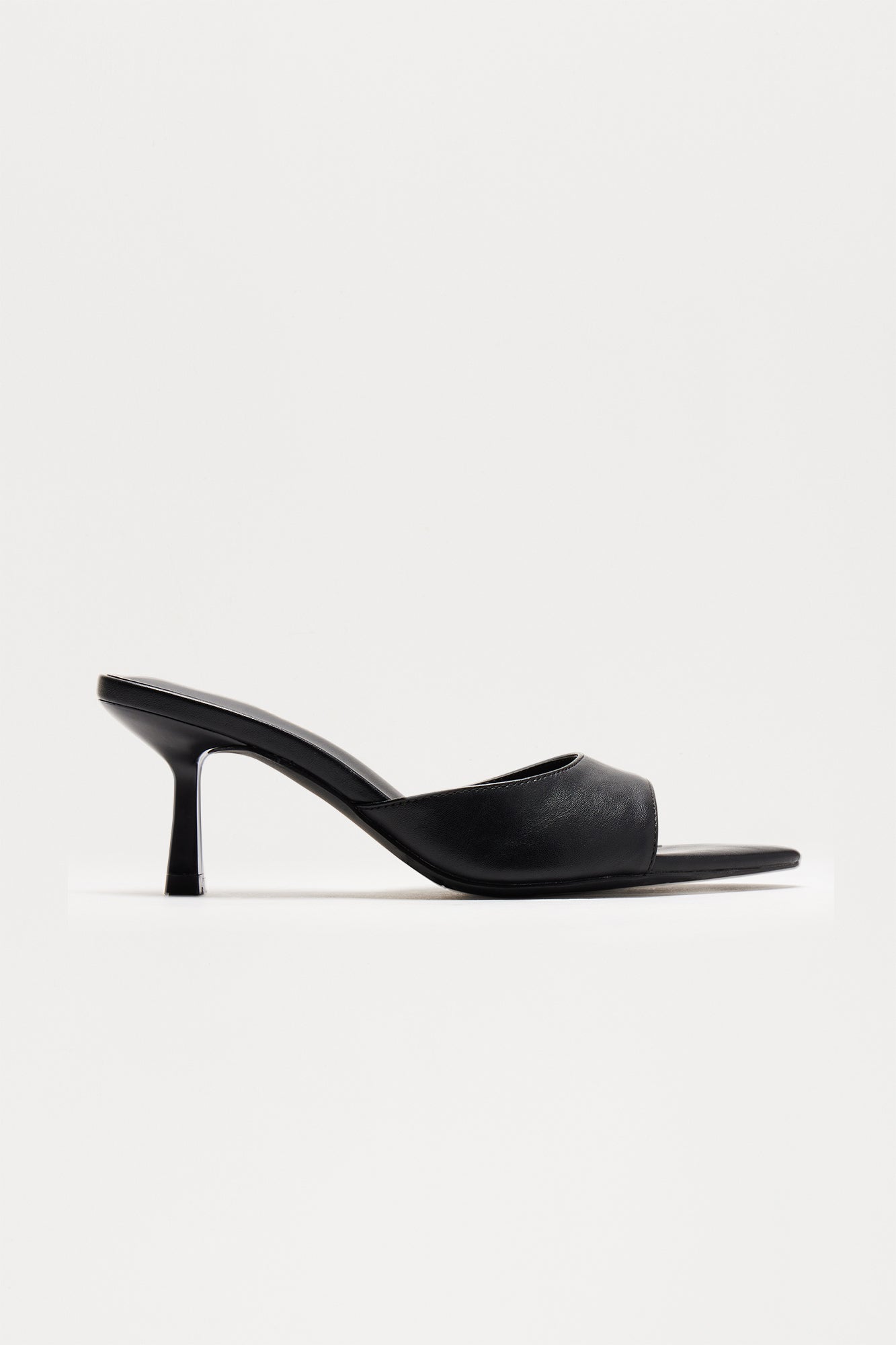 https://cdn.shopify.com/s/files/1/0293/9277/files/12-16-24_S10_50_BERMUDA30_Black_CXB_11-26-42_15589_PXF.jpg?v=1740621036