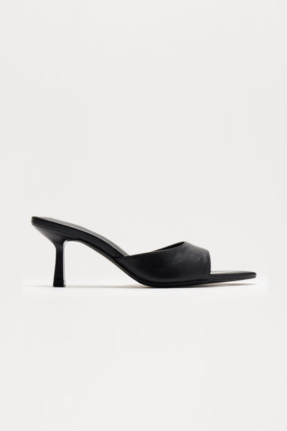 https://cdn.shopify.com/s/files/1/0293/9277/files/12-16-24_S10_50_BERMUDA30_Black_CXB_11-26-42_15589_PXF.jpg?v=1740621036