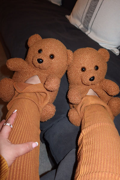 https://cdn.shopify.com/s/files/1/0293/9277/files/12-18-2024__139_Beary_Cute_Sherpa_Slippers_Tan_WG_JR.jpg?v=1740418996&with=400&height=600