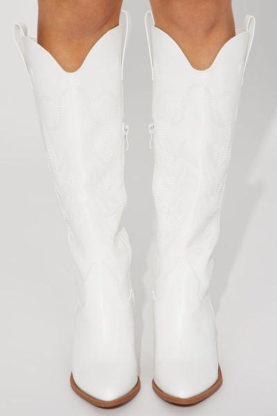 https://cdn.shopify.com/s/files/1/0293/9277/products/12-21-22Studio5_RT_09-48-45_9_CATTLE9_White_0422_EH.jpg?v=1671828562&with=400&height=600