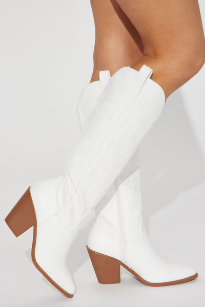 https://cdn.shopify.com/s/files/1/0293/9277/products/12-21-22Studio5_RT_09-48-48_9_CATTLE9_White_0423_ES.jpg?v=1739570780&with=400&height=600