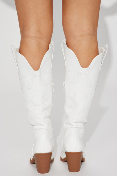 https://cdn.shopify.com/s/files/1/0293/9277/products/12-21-22Studio5_RT_09-48-50_9_CATTLE9_White_0424_ES.jpg?v=1671828562&with=400&height=600