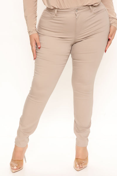 https://cdn.shopify.com/s/files/1/0293/9277/products/12-29-21Studio1_ME_KP_13-24-21_40_90168_Khaki_5760_PLUS_SG.jpg?v=1641409297&with=400&height=600
