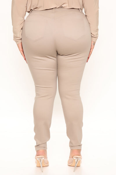https://cdn.shopify.com/s/files/1/0293/9277/products/12-29-21Studio1_ME_KP_13-24-50_40_90168_Khaki_5767_PLUS_SG.jpg?v=1641409297&with=400&height=600