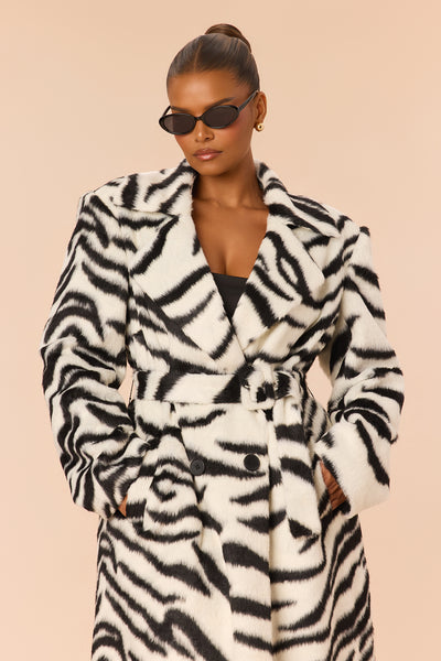 https://cdn.shopify.com/s/files/1/0293/9277/files/26GWR3107_Black_White_PLUS_V2.jpg?v=1790707472&with=400&height=600