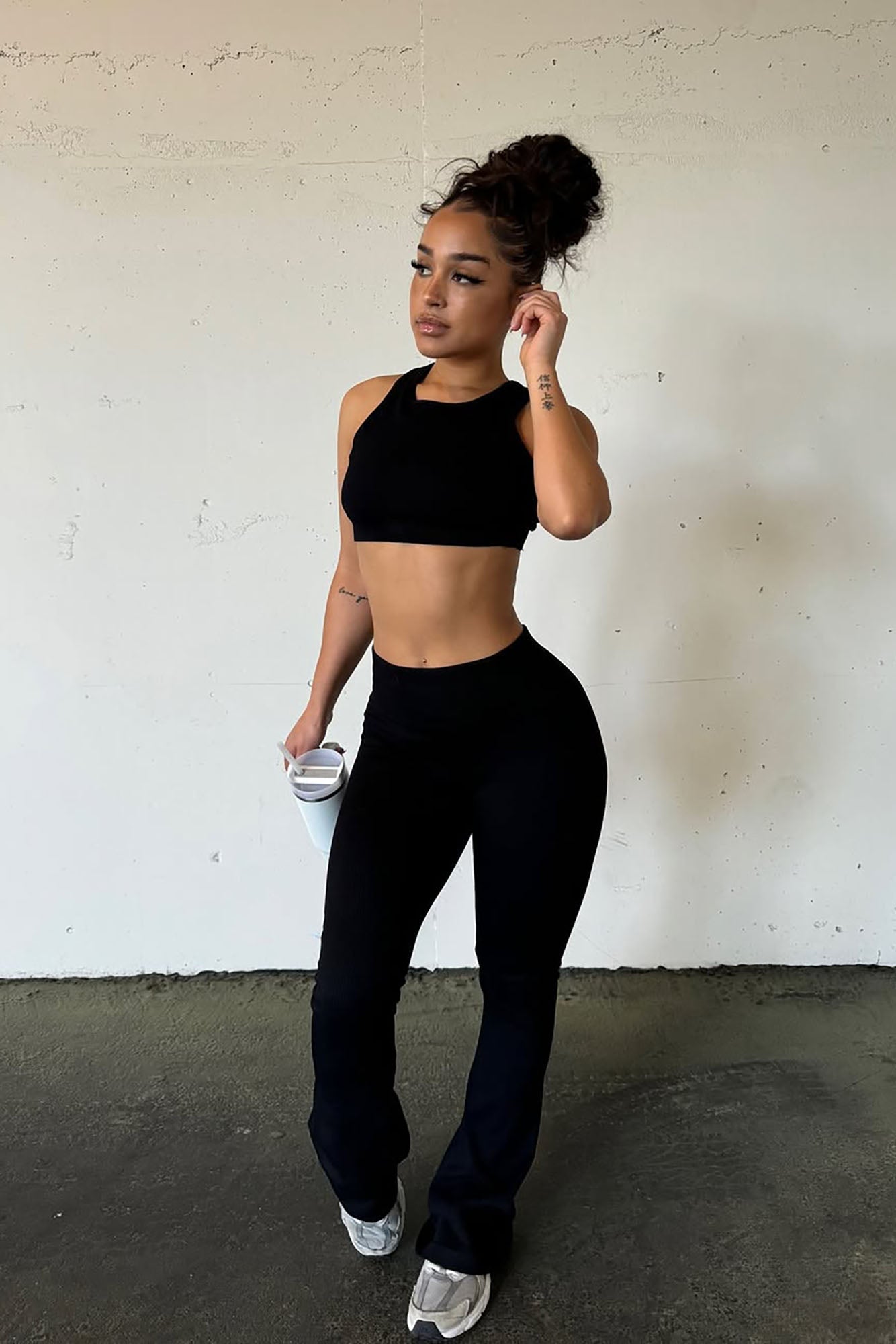 https://cdn.shopify.com/s/files/1/0293/9277/files/3-03-25__320_Beach_Body_Effortless_Seamless_Active_Yoga_Pant_Black_JR.jpg?v=1746204926