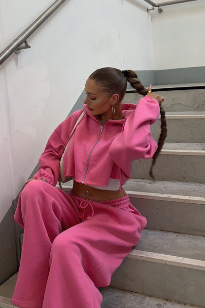 https://cdn.shopify.com/s/files/1/0293/9277/files/7-22-2024__209_On_The_Go_Fleece_Pant_Set_Pink_LA.jpg?v=1722965564