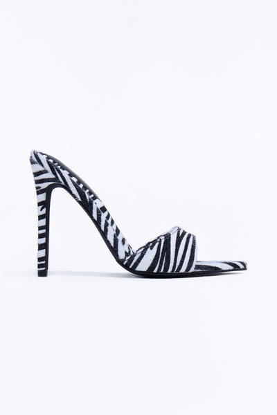 https://cdn.shopify.com/s/files/1/0293/9277/files/DULCEA_White_Black_SL_V3.jpg?v=1784519237&with=400&height=600