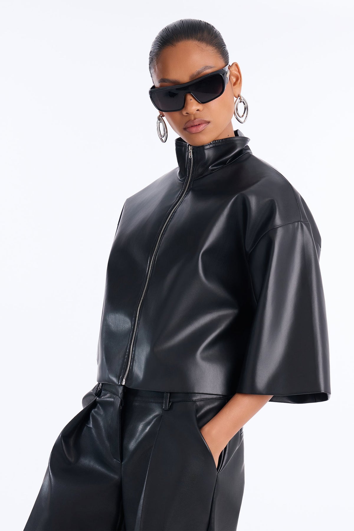 https://cdn.shopify.com/s/files/1/0293/9277/files/GW26K8417_Black_JR_V1.jpg?v=1788816810