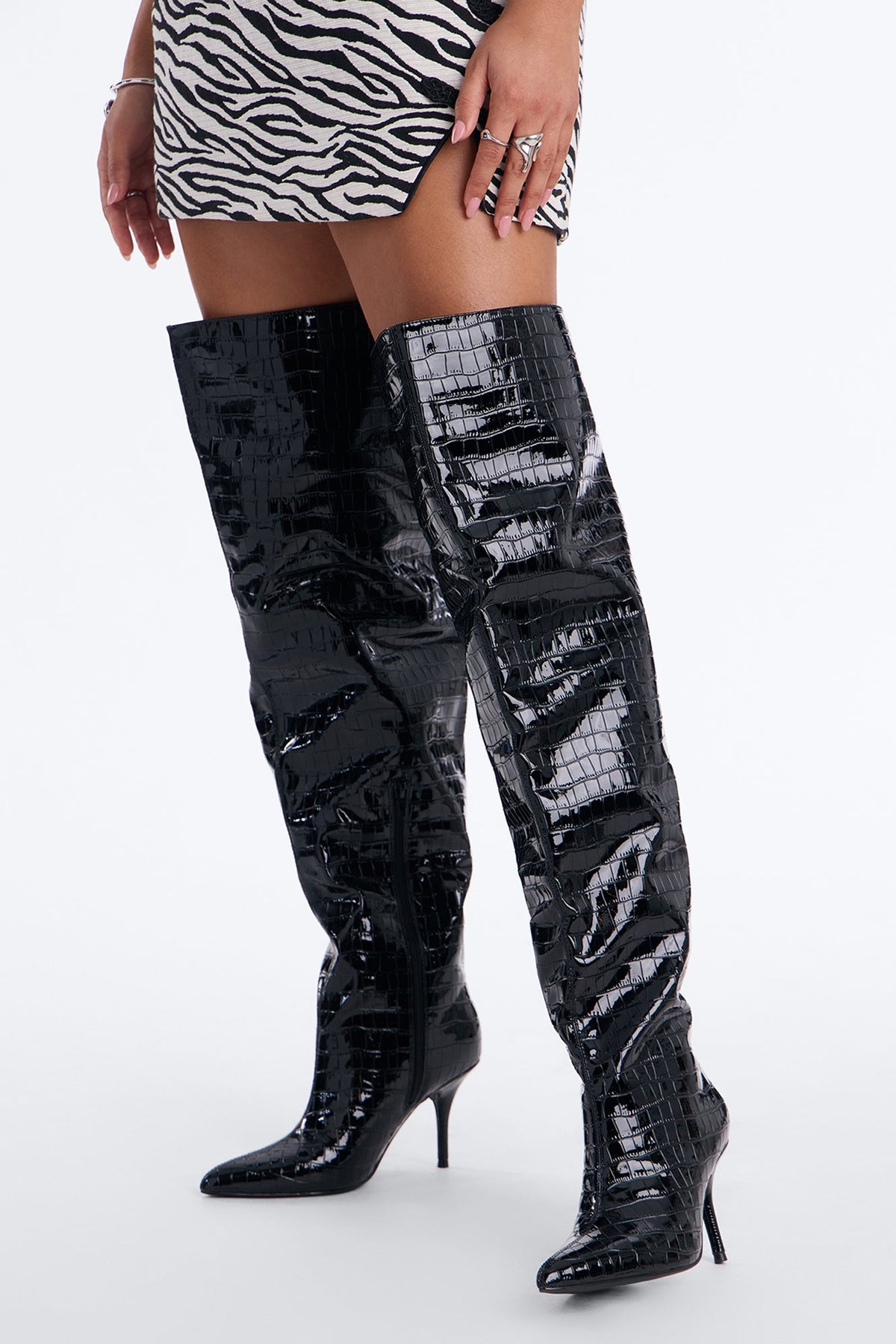 https://cdn.shopify.com/s/files/1/0293/9277/files/GWEN6_Black_JR_V1.jpg?v=1788882217