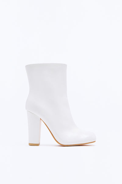 https://cdn.shopify.com/s/files/1/0293/9277/files/MILA_Ivory_SL_V1.jpg?v=1788534202&with=400&height=600