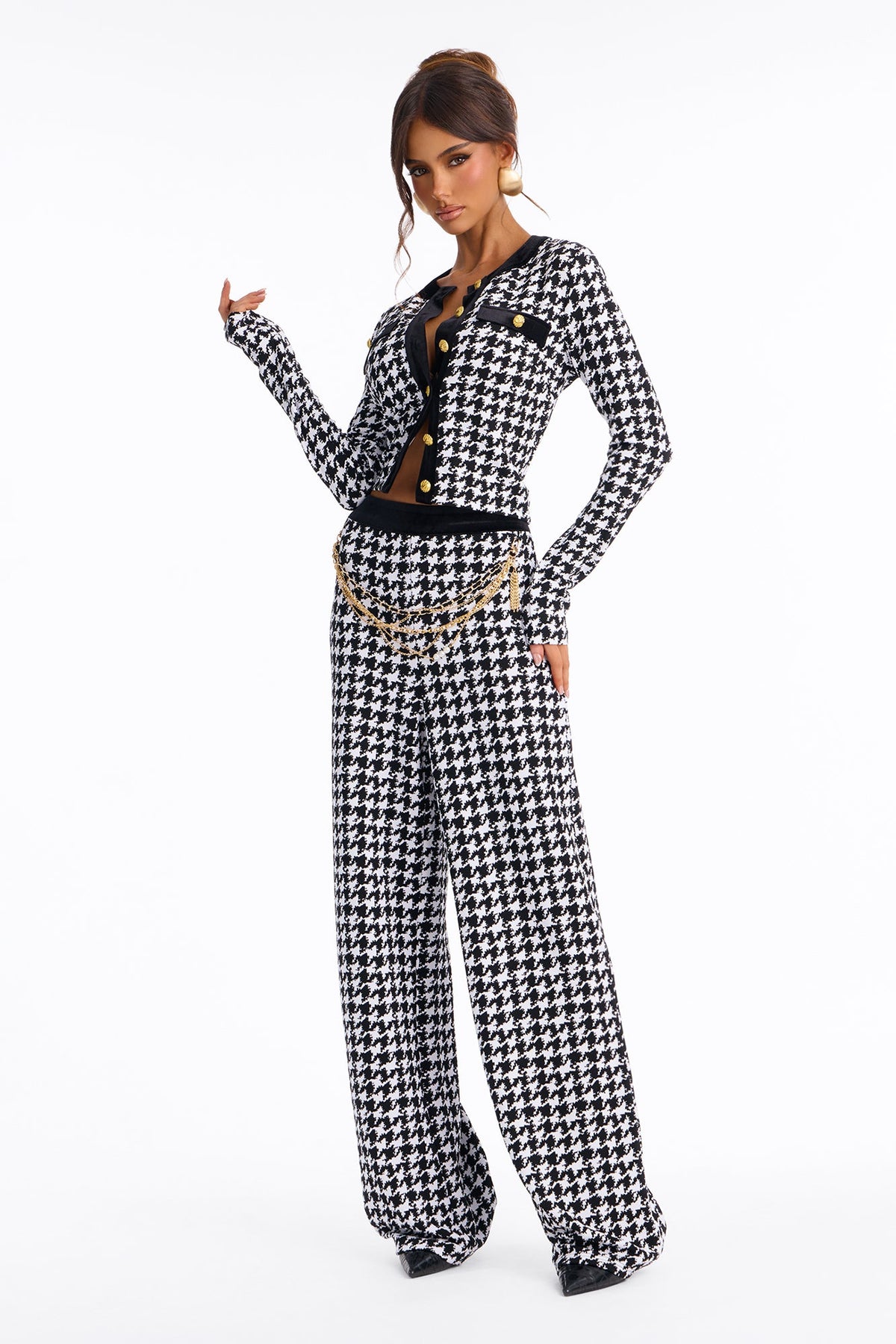 https://cdn.shopify.com/s/files/1/0293/9277/files/V126MS1497_Black_White_JR_V1.jpg?v=1786557203