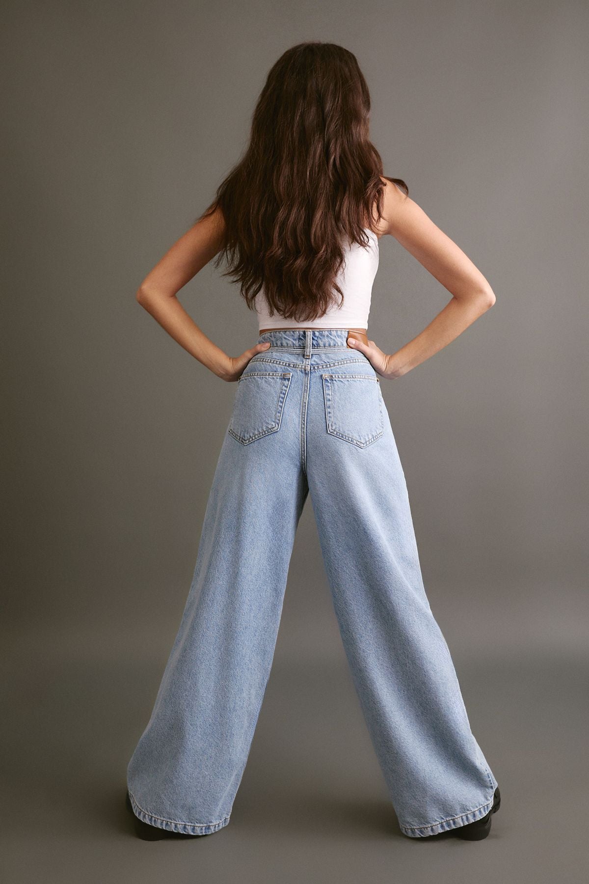 https://mediahub.prettylittlething.com/bgg25163_vintage%20wash_xl_3