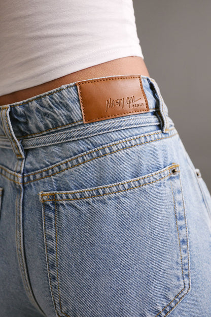 https://mediahub.prettylittlething.com/bgg25163_vintage%20wash_xl_4