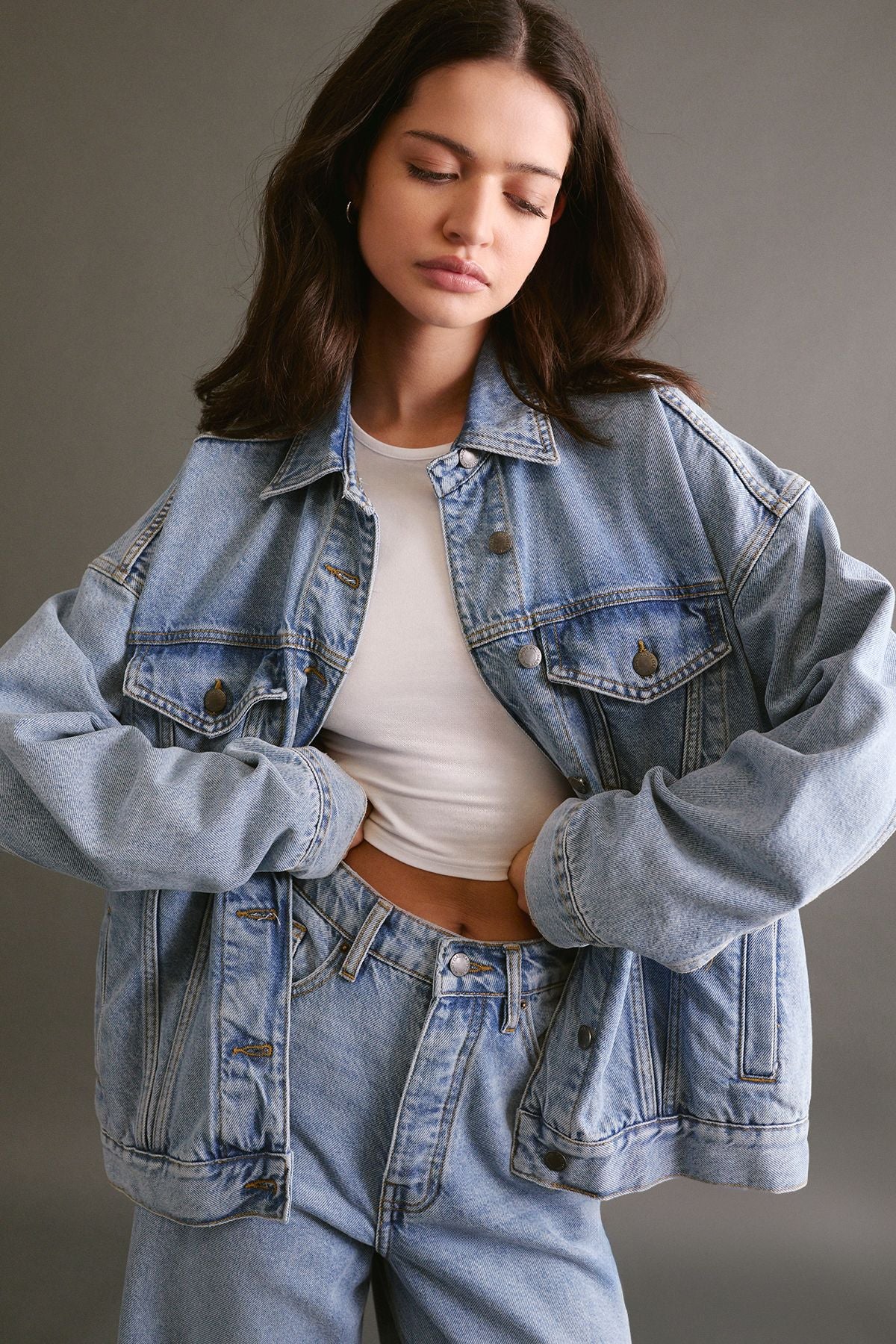 https://mediahub.prettylittlething.com/bgg25169_vintage%20wash_xl_1