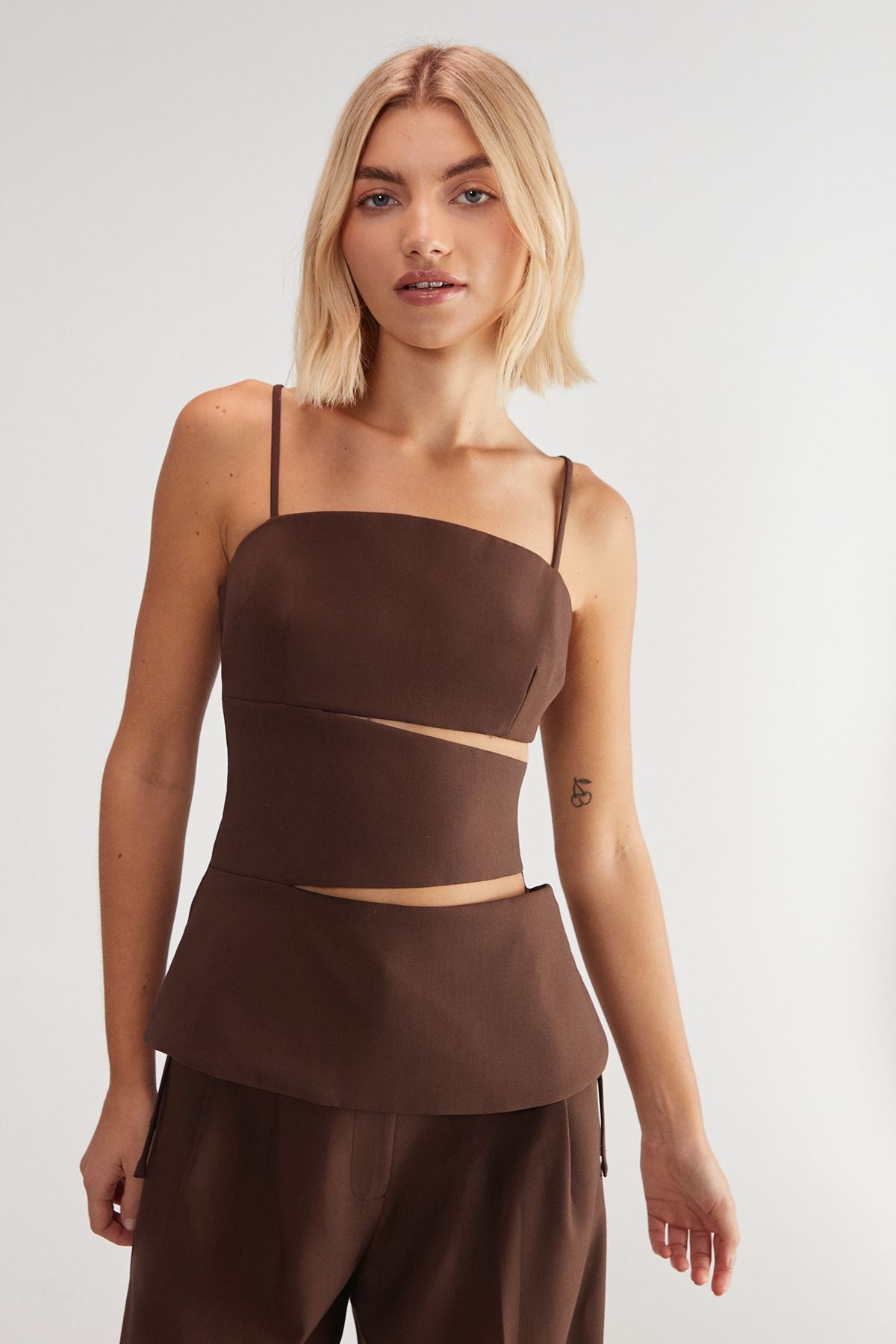 https://mediahub.prettylittlething.com/bgg25414_choc%20brown_xl_2