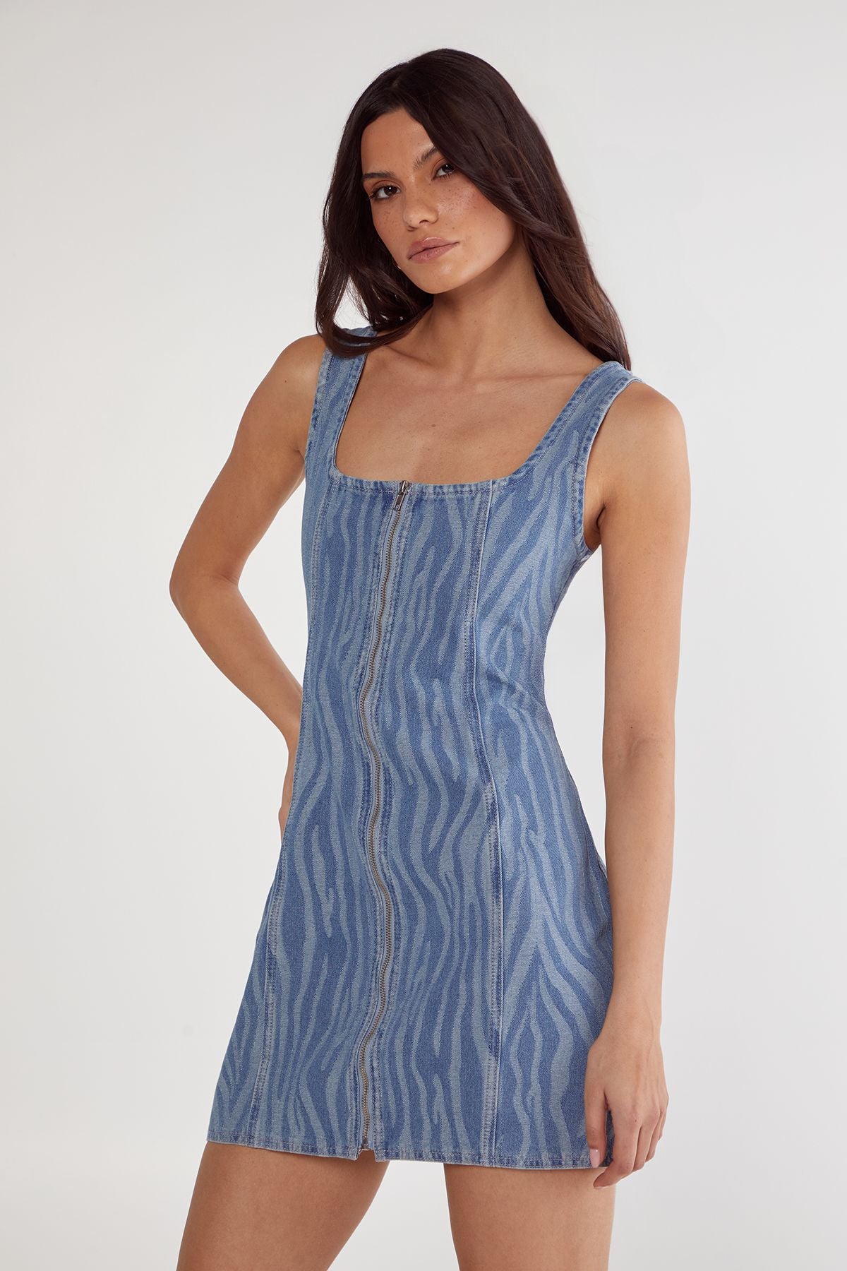 https://mediahub.prettylittlething.com/bgg25808_light%20wash_xl