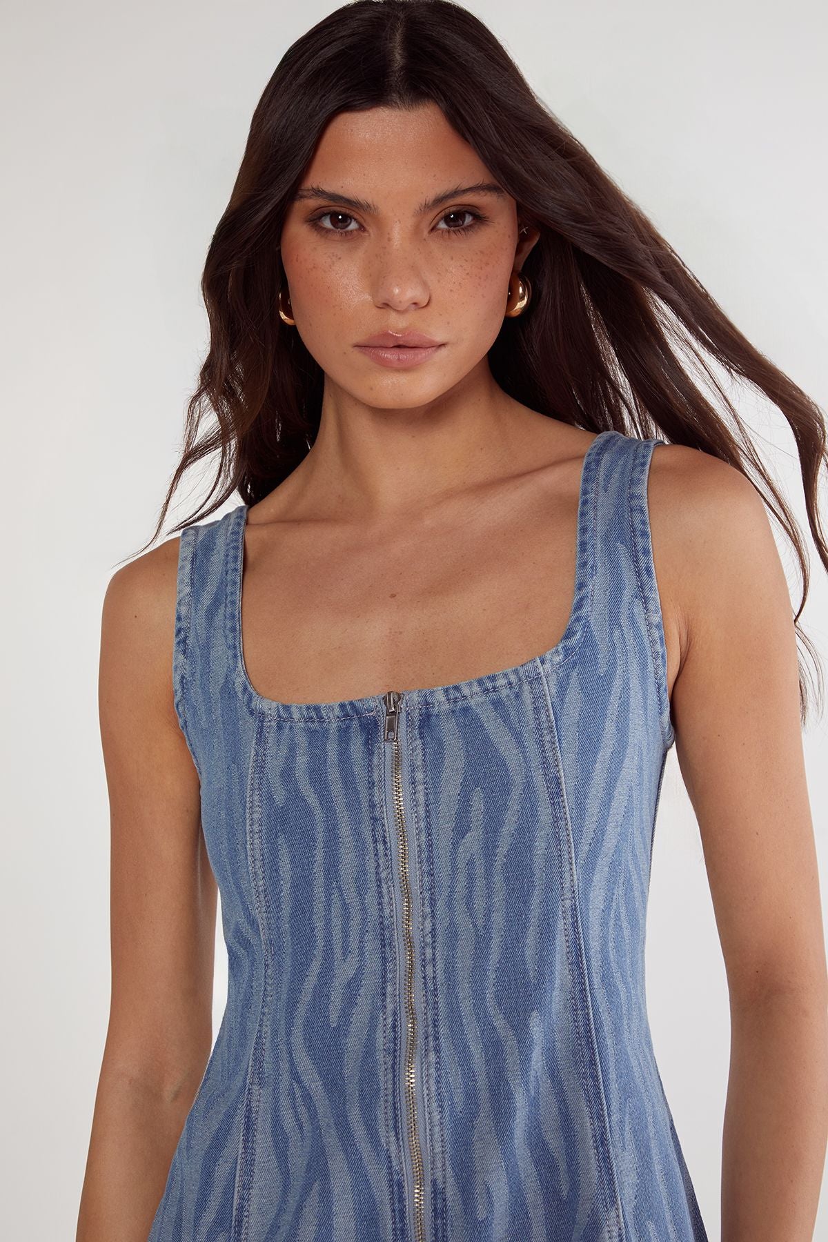 https://mediahub.prettylittlething.com/bgg25808_light%20wash_xl_2