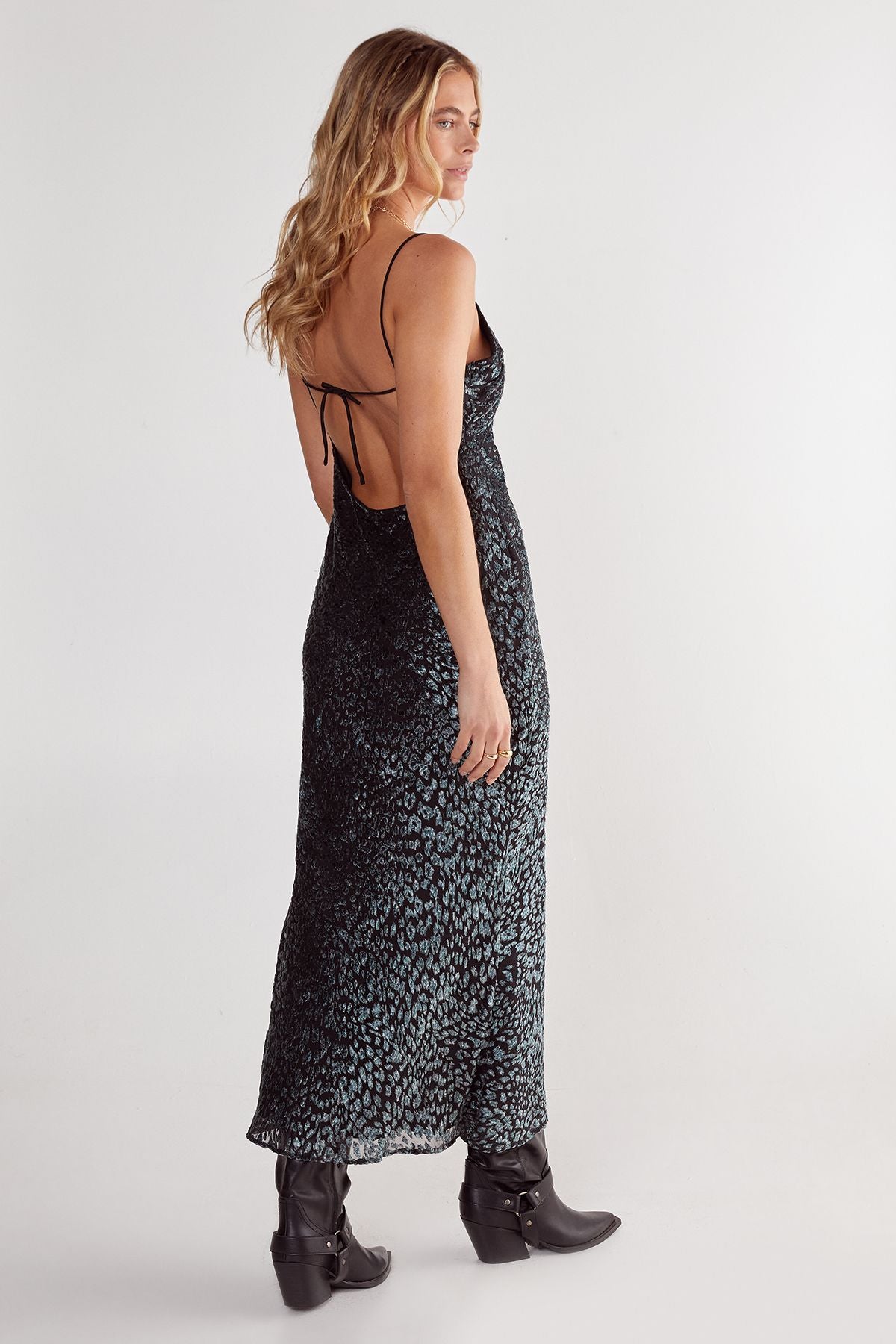 https://mediahub.prettylittlething.com/bgg26225_blue_xl_3