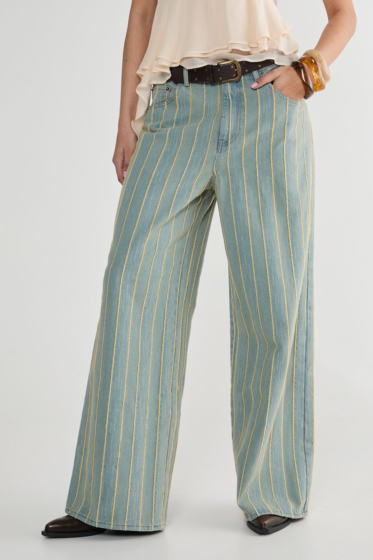 https://mediahub.prettylittlething.com/bgg26767_vintage%20wash_xl_1
