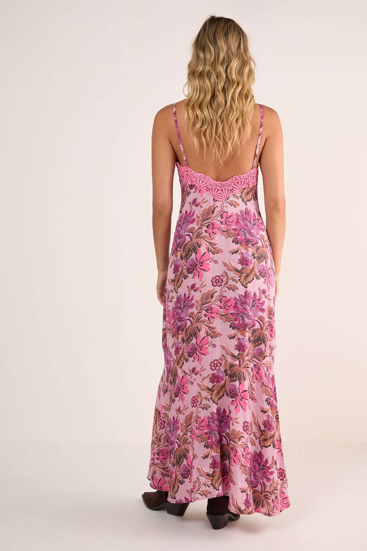 https://mediahub.prettylittlething.com/bgg26812_pink_xl_3