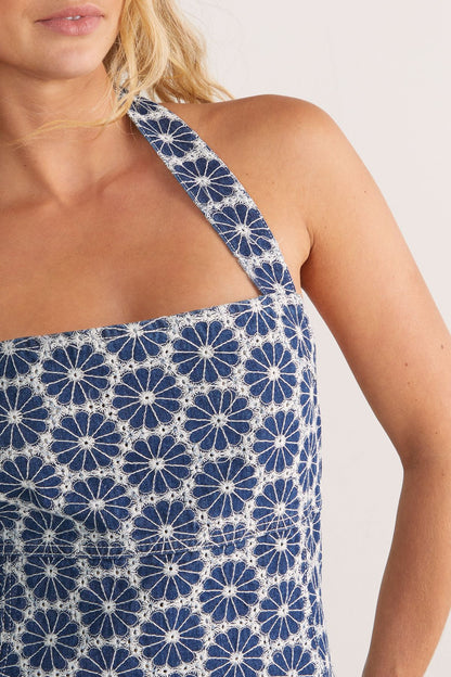 https://mediahub.prettylittlething.com/bgg26894_dark%20wash_xl_4