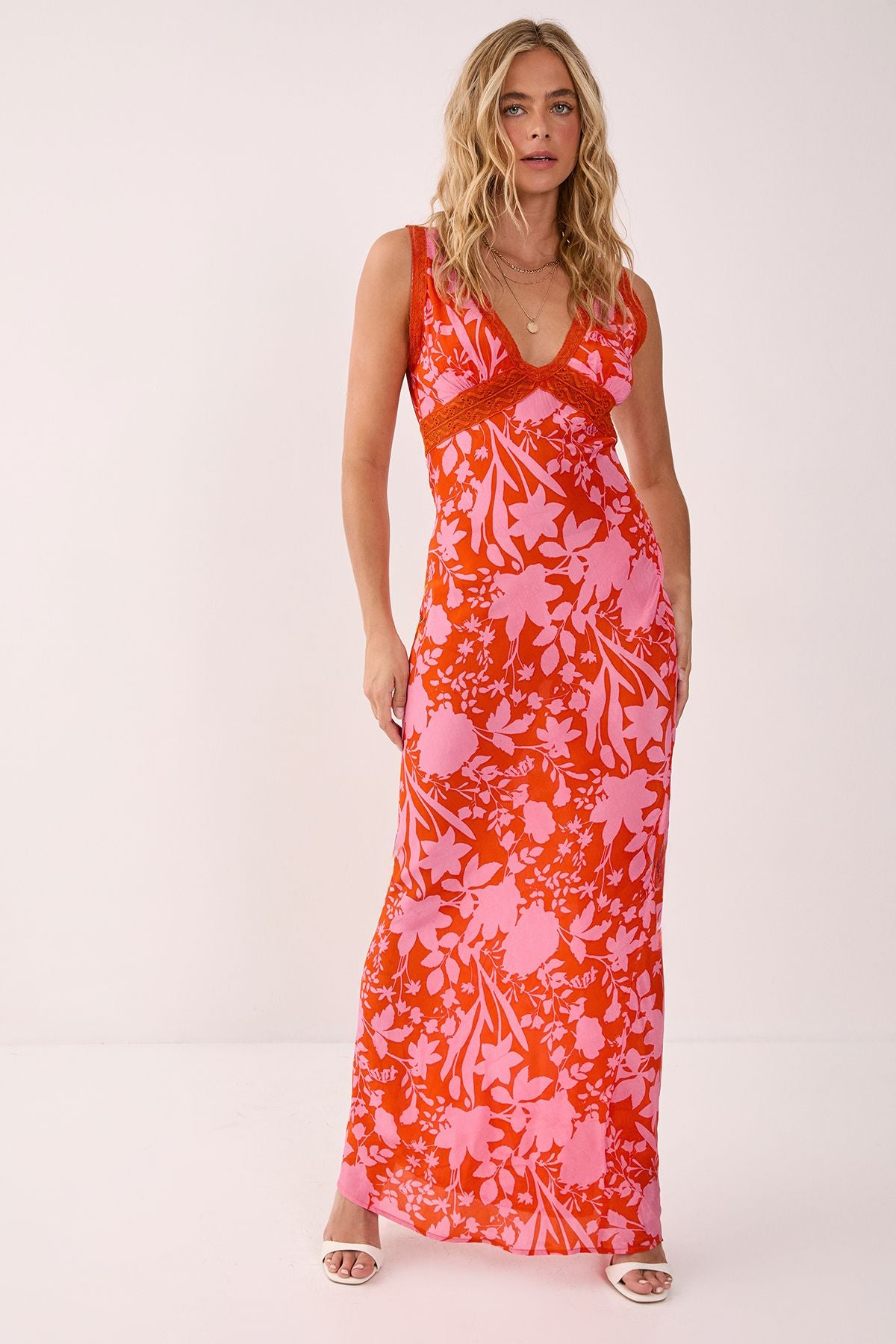 https://mediahub.prettylittlething.com/bgg26926_red_xl