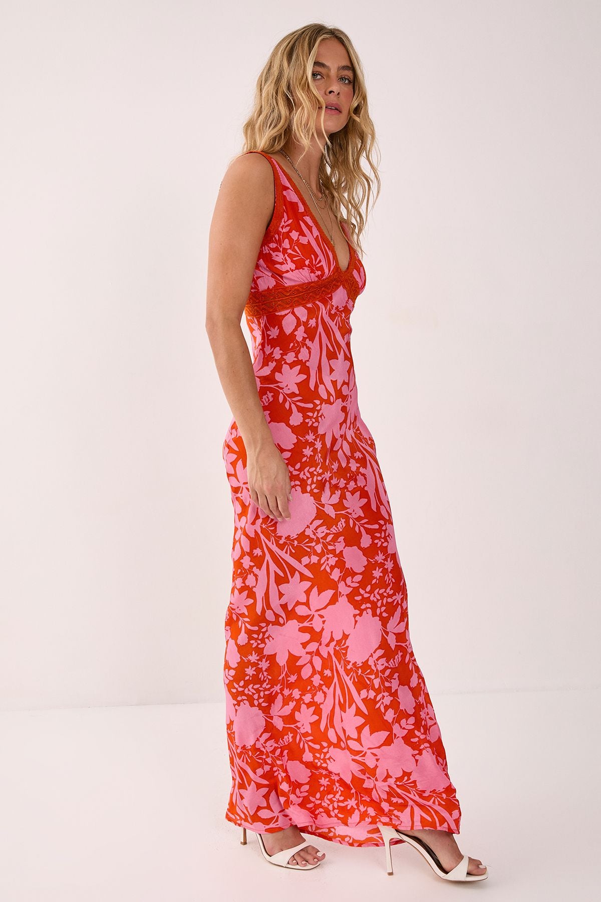 https://mediahub.prettylittlething.com/bgg26926_red_xl_3