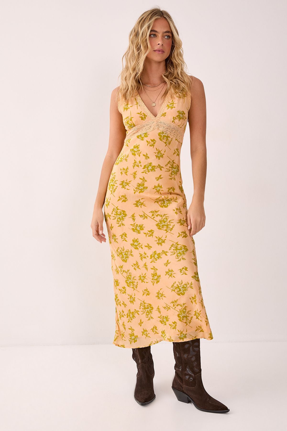 https://mediahub.prettylittlething.com/bgg26927_beige_xl