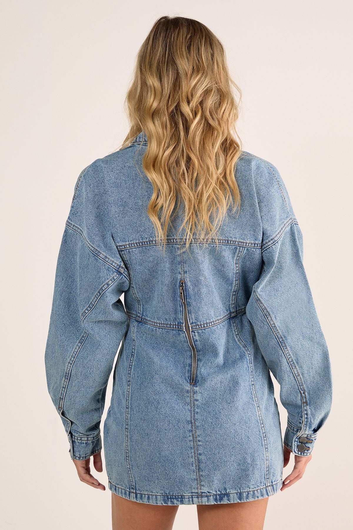 https://mediahub.prettylittlething.com/bgg26928_light%20wash_xl_3