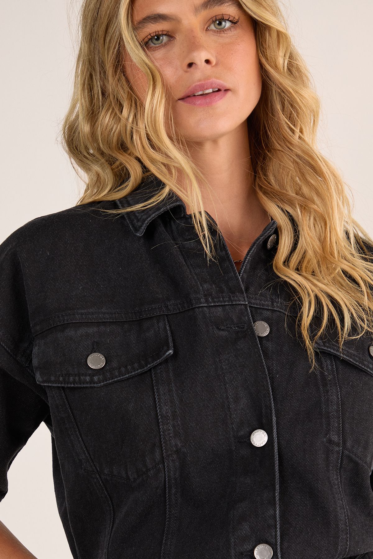 https://mediahub.prettylittlething.com/bgg26930_washed%20black_xl_4