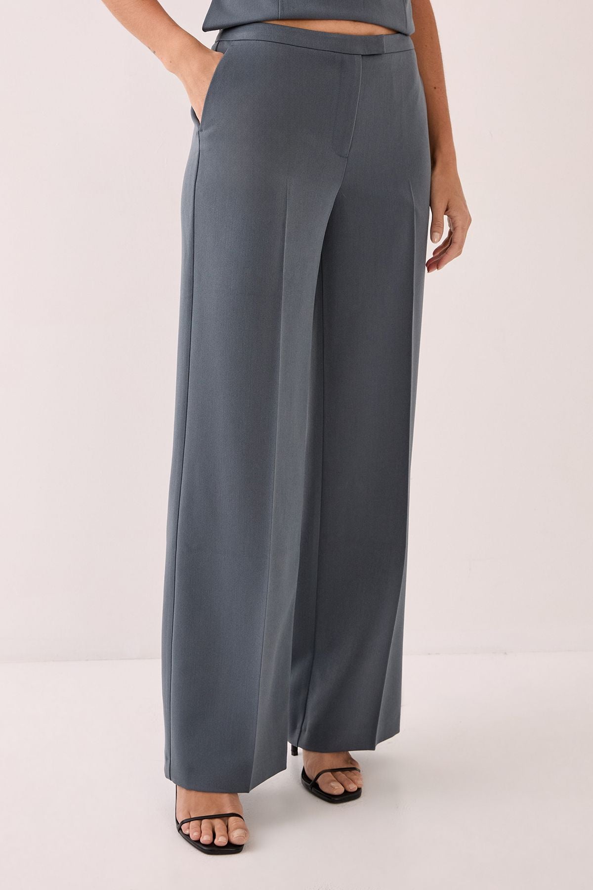 https://mediahub.prettylittlething.com/bgg27020_grey_xl_1