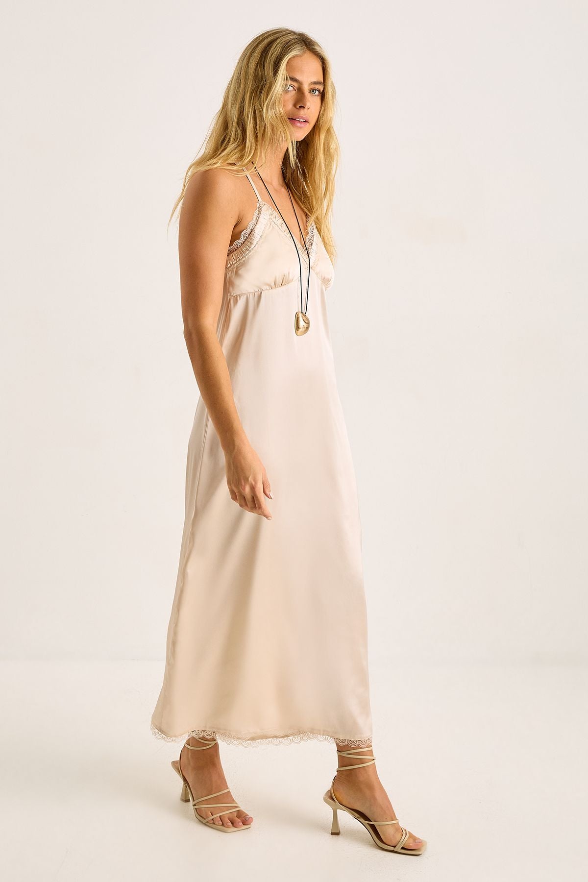 https://mediahub.prettylittlething.com/bgg27206_champagne_xl