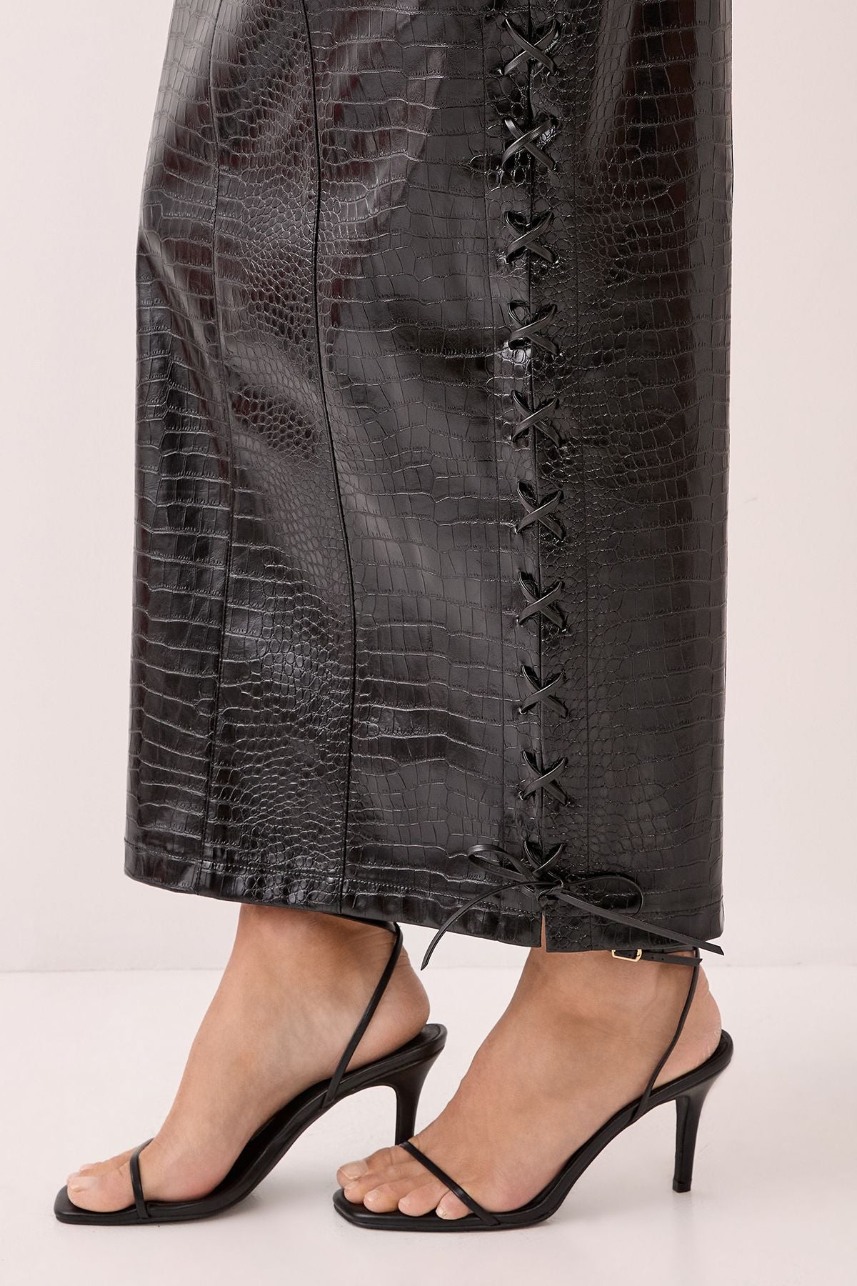 https://mediahub.prettylittlething.com/bgg27361_black_xl_2