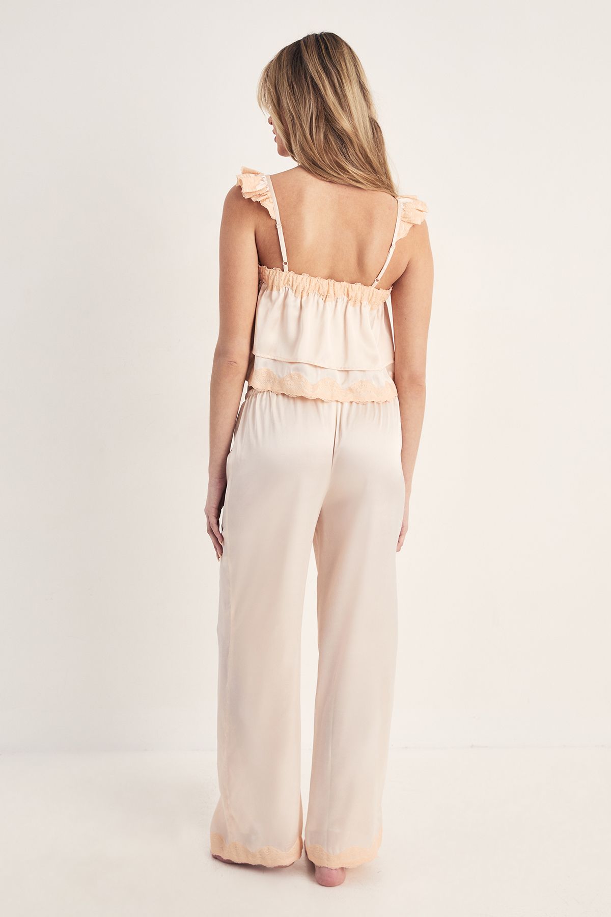 https://mediahub.prettylittlething.com/bgg27926_champagne_xl_2