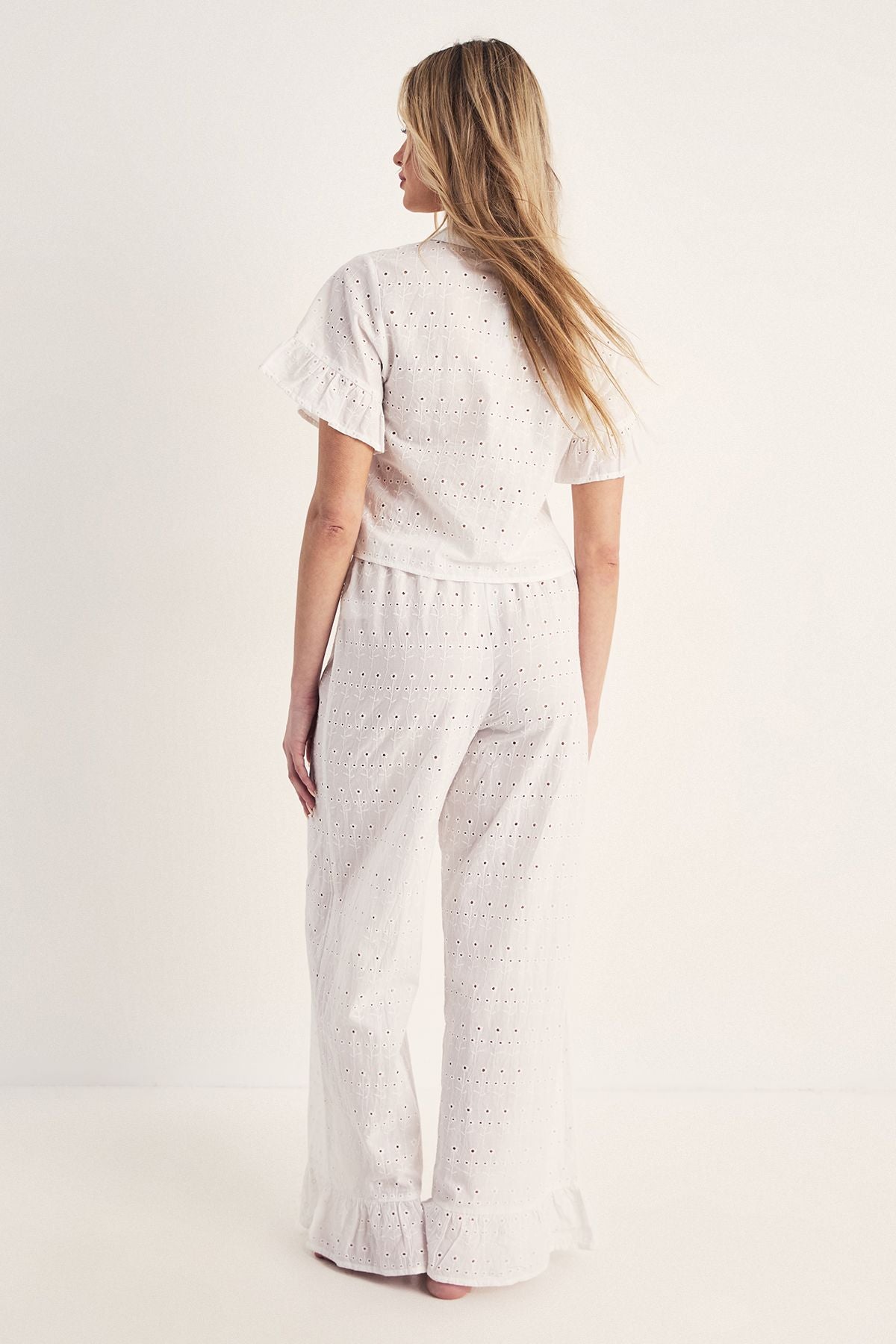 https://mediahub.prettylittlething.com/bgg27989_white_xl_2