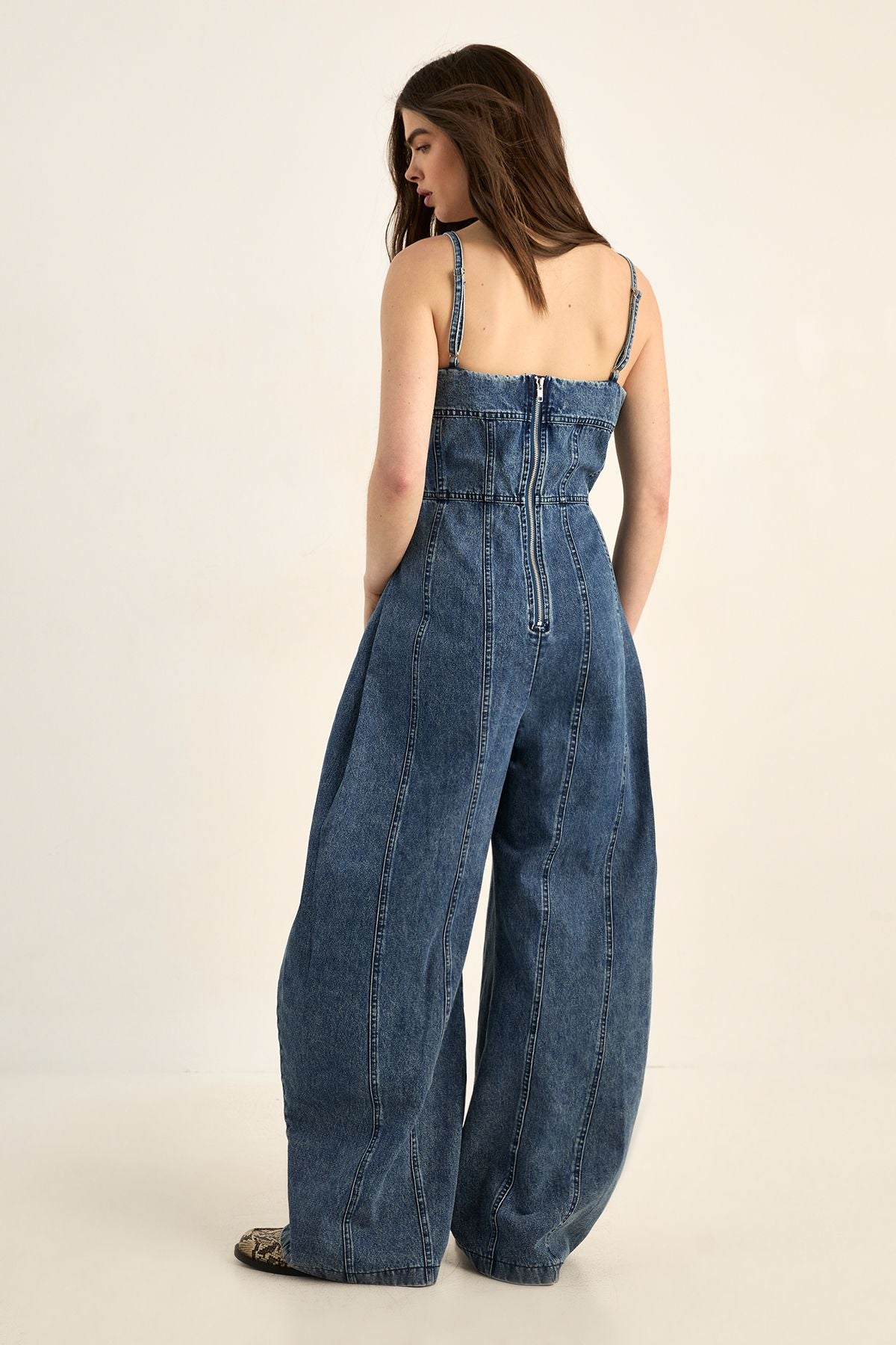 https://mediahub.prettylittlething.com/bgg28182_vintage%20wash_xl_3