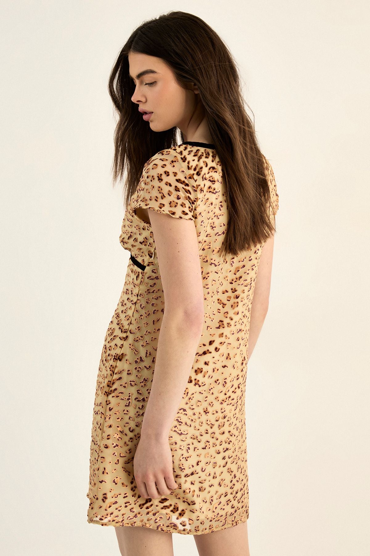 https://mediahub.prettylittlething.com/bgg28431_beige_xl_3