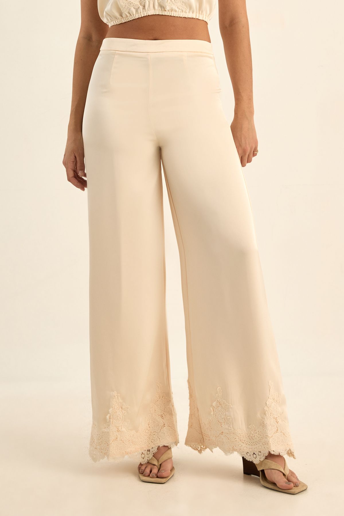 https://mediahub.prettylittlething.com/bgg28513_champagne_xl_2