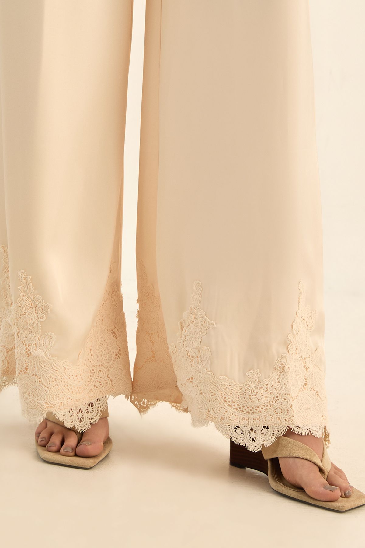https://mediahub.prettylittlething.com/bgg28513_champagne_xl_4