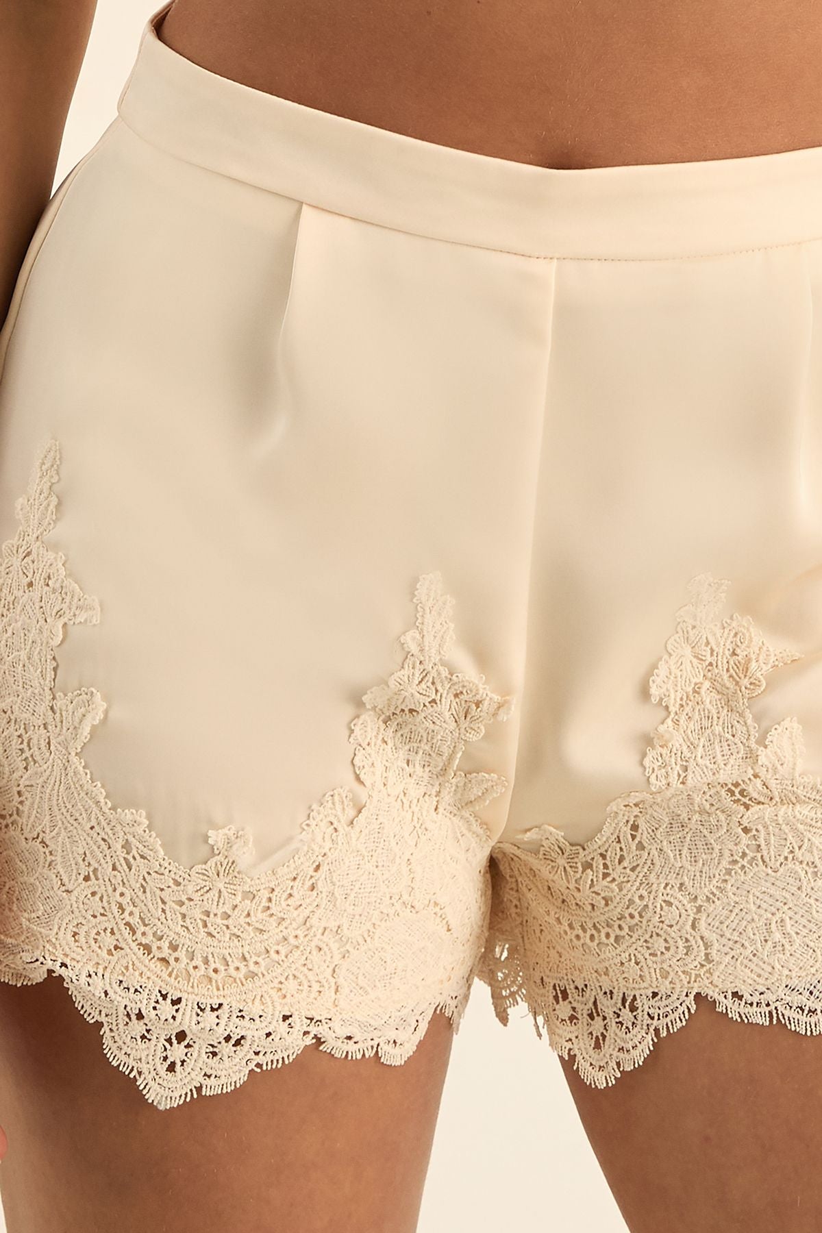 https://mediahub.prettylittlething.com/bgg28514_champagne_xl_4
