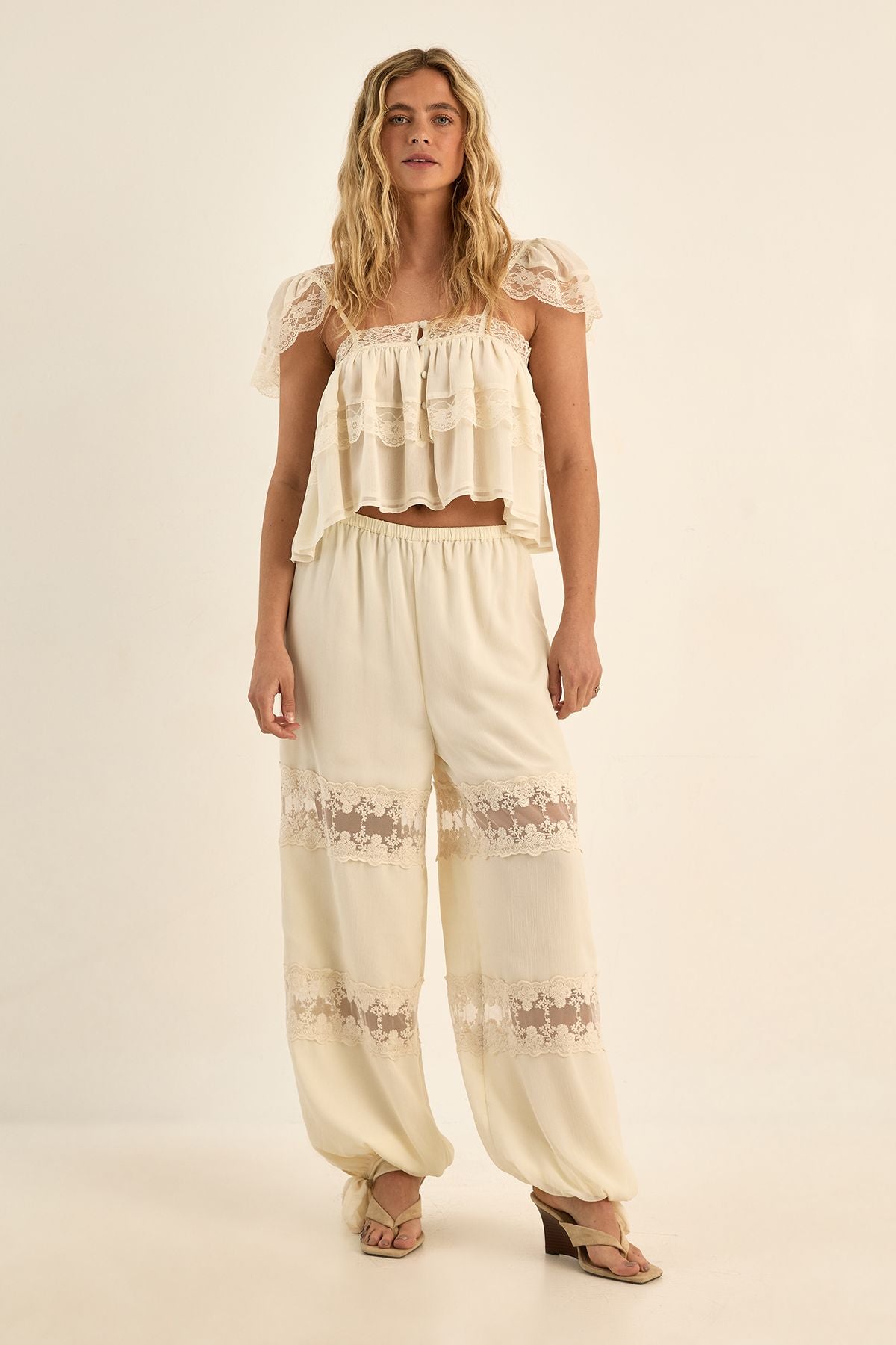 https://mediahub.prettylittlething.com/bgg28558_cream_xl_1